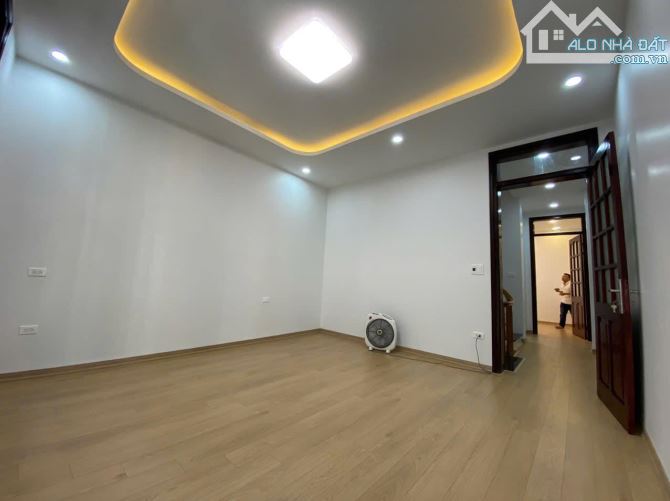 Bán nhà đẹp ngã 4 Hào Nam 40m2 x 4 tầng chỉ 6.88 Tỷ, giá rẻ nhất khu vực, ngõ - 4