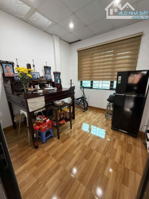 Mặt ngõ, ngõ to hơn phố, đường ô tô tránh phố Trường Chinh, Đống Đa. - 4