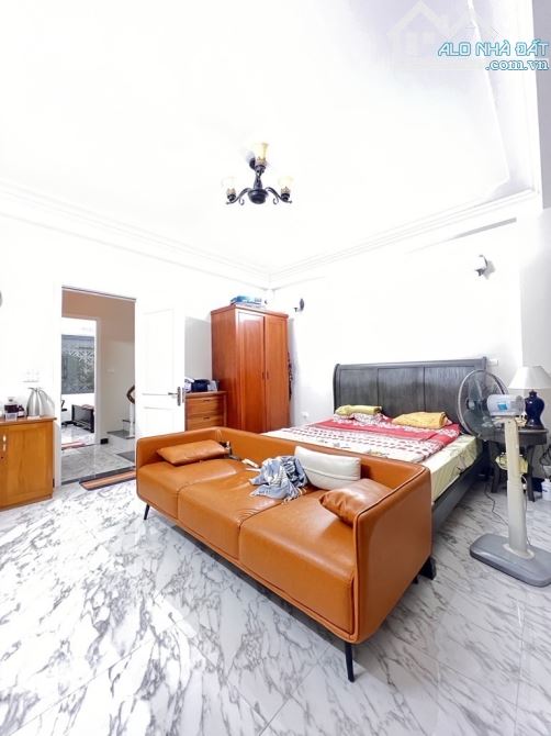 Bán nhà 5 tầng Ngô Gia Tự - Long Biên. Ô tô đỗ cửa, thang máy, ful.l nội thất. Giá 10,4 tỷ - 6