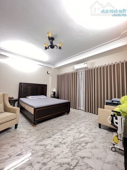 Bán nhà 5 tầng Ngô Gia Tự - Long Biên. Ô tô đỗ cửa, thang máy, ful.l nội thất. Giá 10,4 tỷ - 7