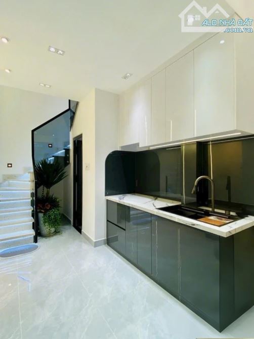 NHÀ QUẬN 3 - VỊ TRÍ ĐẸP, HẺM 4M THÔNG - 3PN, SỔ HỒNG RIÊNG - CHỈ 5.7 TỶ - 8