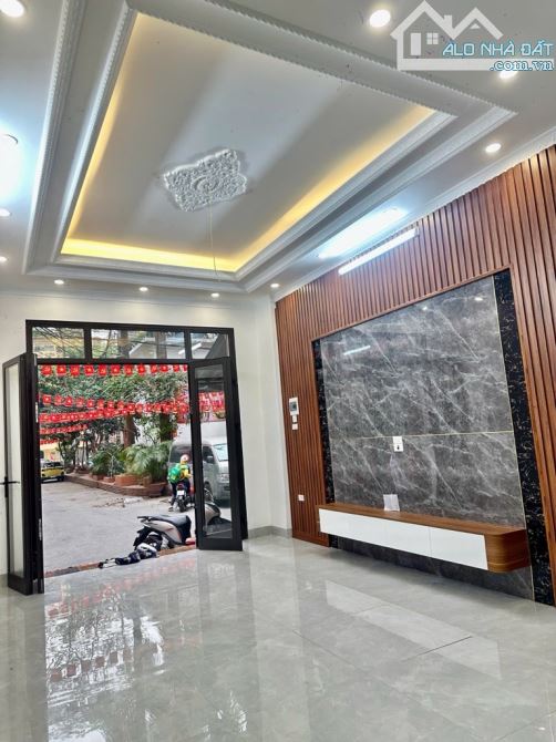 Phân lô Phúc Xá Ba đình: nhà mới, ô tô tránh, thang máy nhập ngoại, giá rất hợp lý: 275tr/