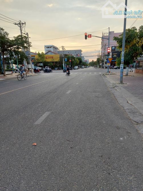 Cần bán 2 lô liền kề 200m2 mặt tiền đường Phạm Hùng gần công viên Võ Văn Kiệt, siêu thị Lo