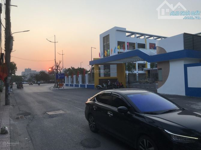 Bán gấp nhà C4, mặt chính ngõ 99 Đức Giang, KD, Vỉa hè, có dòng tiền ngay, DT 80m2