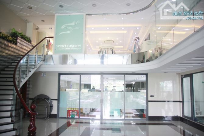 BAN NHA, mặt tiền đường HOÀNG DIỆU. Quận 4. Dt: 10m x 9m. Giá: 33 tỷ.
