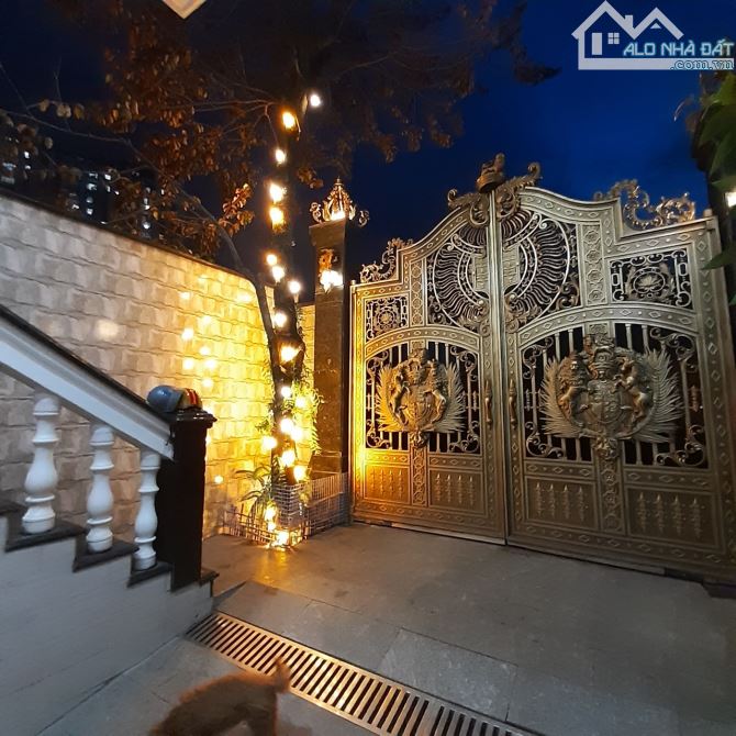 BAN NHA, đường HOÀNG DIỆU. Quận 4. Dt: 13m x 15m. Giá: 29.8 tỷ.