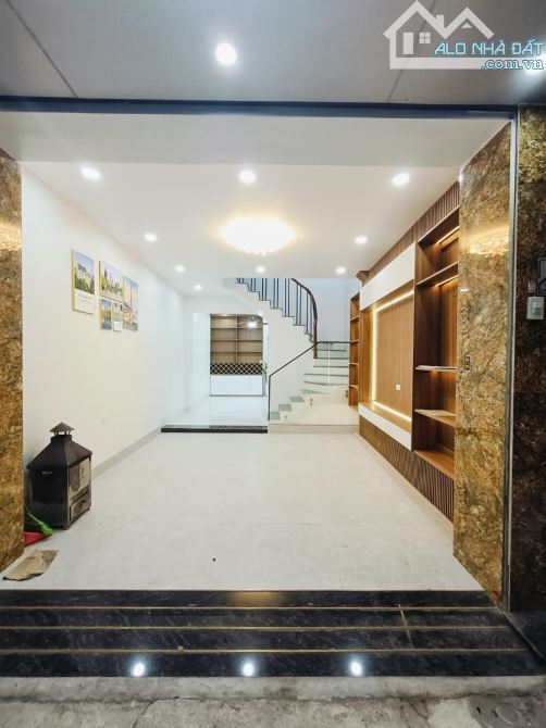Bán nhà mặt ngõ Nguyễn Phúc Lai DT 43m x 4 tầng. Mặt tiền 4,1m. Giá 15.95 tỷ