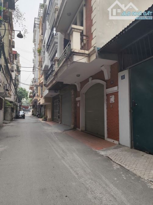 BÁN NHÀ HOÀNG QUỐC VIỆT 64m2 × 5T × MT 5,7m. PHÂN LÔ - GARA Ô TÔ 7 CHỖ - DÂN TRÍ CAO