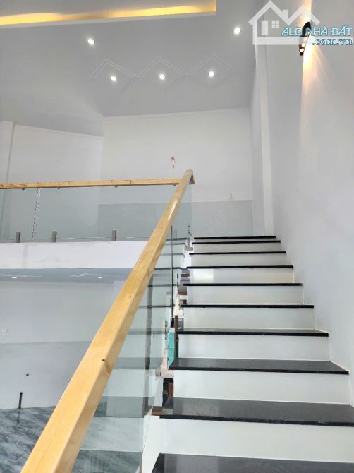 Bán gấp nhà 1 trệt 1 lửng sổ hồng riêng thổ cư 100% gần chợ Thạnh Phú, TT 390tr nhận nhà ở