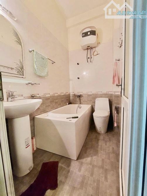 Bán nhà dân xây chắc chắn ngõ 127 Hào Nam, trước nhà 3m, 50m2 x 4t, chỉ 8,4 Tỷ.