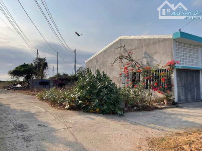 Bán lô 100m2 thổ cư 2 mặt tiền, phía sau KDL Suối Cát, gần vòng xoay Nam Phan Thiết