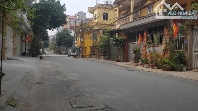 NHÀ ĐẸP THANH AM, LONG BIÊN – 82M² – Ô TÔ TRÁNH – VỈA HÈ RỘNG