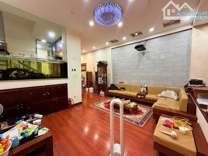 BÁN NHÀ  60M2 PHỐ TRẦN QUANG DIỆU. PHÂN LÔ, ÔTÔ, MT 6M,CÓ Ô CHỜ THANG MÁY, KINH DOANH.