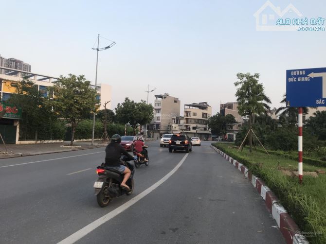 Bán gấp nhà C4, mặt chính ngõ 99 Đức Giang, KD, Vỉa hè, có dòng tiền ngay, DT 80m2 - 3