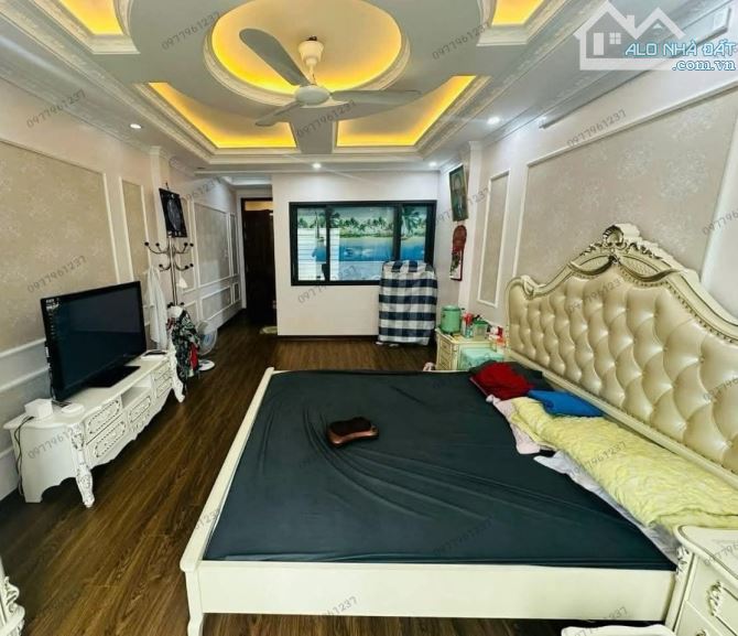 BÁN NHÀ HOÀNG QUỐC VIỆT 64m2 × 5T × MT 5,7m. PHÂN LÔ - GARA Ô TÔ 7 CHỖ - DÂN TRÍ CAO - 3