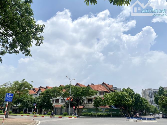 Biệt thự BT07 KDT Việt Hưng, Mặt phố Bùi Thiện Ngộ, Kinh doanh dòng tiền 50tr/ tháng,190m2 - 3