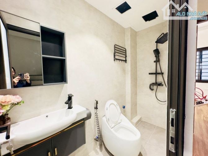 Nhà Ngõ Dương Văn bé, cạnh Timesicty - Minh Khai. Diện tích 45m2. 5 tầng . Giá 8.5 tỷ - 4