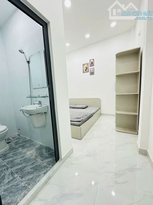 HẺM XE HƠI THÔNG BẠCH ĐẰNG - GẦN NGÃ 4 HÀNG XANH - CHỢ BÀ CHIỂU - NHÀ MỚI 2 TẦNG - CHỈ 4.X - 5
