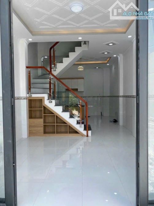 Nhà bán chỉ : 2 tỷ 450  • Diện tích : 4x12,5=50m2 nhà xây 1 trệt , 1 lầu , 2 wc ấp 2/5 LH - 5