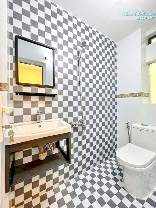 Bán nhà mới 3 lầu gần mặt tiền đường Trần Hưng Đạo P.2 Quận 5 - 8