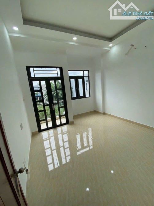 Nhà bán chỉ : 2 tỷ 450  • Diện tích : 4x12,5=50m2 nhà xây 1 trệt , 1 lầu , 2 wc ấp 2/5 LH - 8