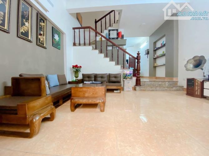 Giá chào 8tỷ - Phố Nguyễn Trãi - Ngõ hơn 3m; 44m2 – Mặt tiền 5m!