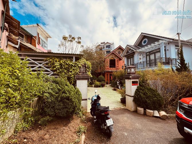 Bán Gấp Villa Sân Vườn 631m2 Đường Nguyễn Du Cách Hồ Xuân Hương Chỉ 1,5km P10 Đà Lạt