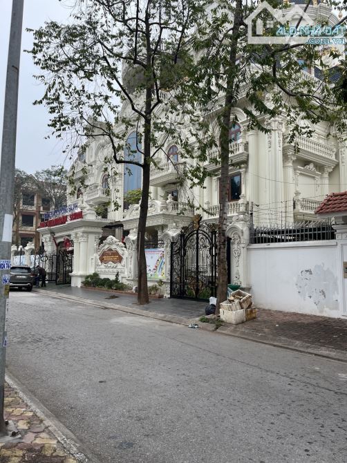 Bán nhà Biệt thự KĐT Cầu BƯƠU , dt 367m2, mt 36m. Giá bán 60 tỷ.