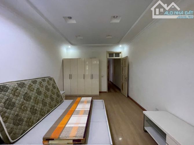 - Nhà 4 tầng dân xây Lô 22 Lê Hồng Phong  - Diện tích: 60m2 ngang 4m dài 15m - Khe kỹ thuậ