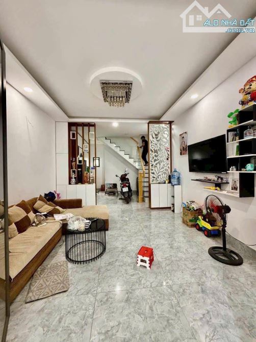 NHÀ 1/ TRẦN THỊ NĂM. HẺM 5M RỘNG RÃI. NGAY UỶ BAN PHƯỜNG. CHỈ 40m RA MẶT TIỀN. NHỈNH 3 TỶ