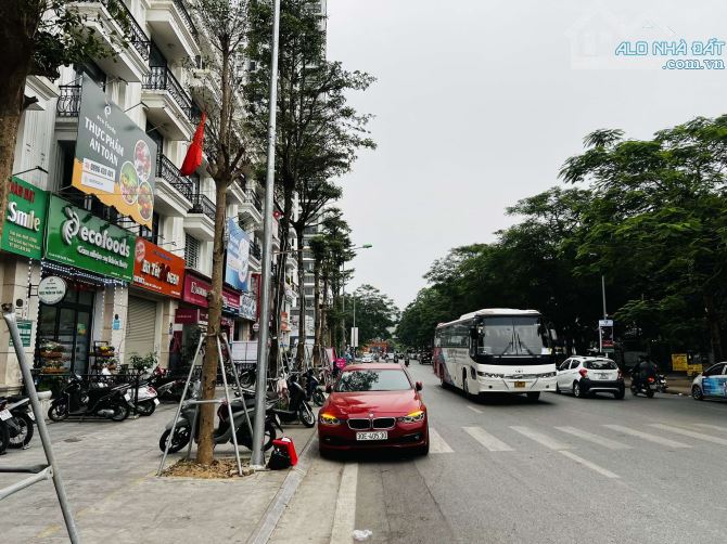 BÁN Đất mặt phố NGỌC LÂM 110M - VỈA HÈ 6M - Vị trí trung tâm phố - KINH DOANH ĐỈNH 33 tỷ.