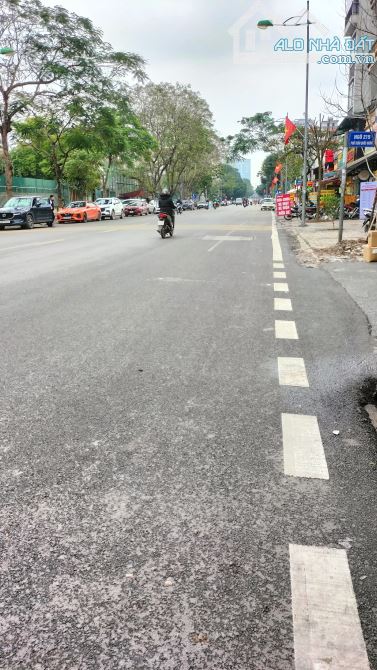 NHÀ ĐẸP PHÂN LÔ CẦU GIẤY-Ô TÔ CHẠY VÒNG QUANH 7 TẦNG THANG MÁY MT 5M GIÁ 22 TỶ