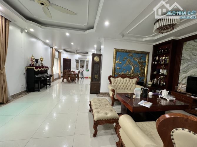 Biệt thự sân vườn Việt Hưng, Long Biên, 195M2, MT 11M, 4 Tầng, Vỉa hè, Full nội thất, đầu