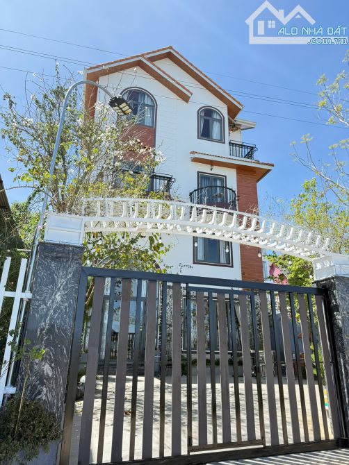 Villa Sân Vườn 4 Tầng 9 Phòng Kinh Doanh Nguồn Thu Đều Đặn View Thung Lũng Đường Nam Hồ