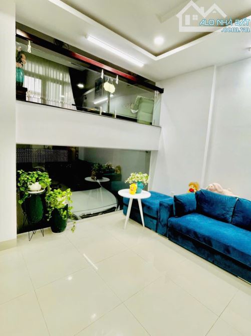 Nhà mặt tiền đường Nguyễn Hữu Huân ,dtich 135,1m2 có thang máy, có 4pn gia 18,2 tỷ