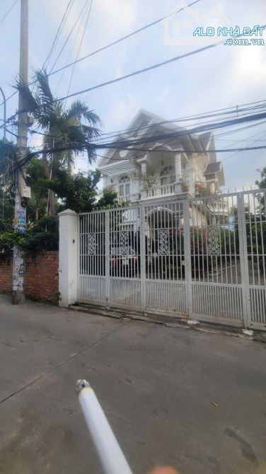 QUÁ HIẾM-BIỆT THỰ SÂN VƯỜN RỘNG ĐẸP RẼ-BIỆT THỰ-18X30-3TẦNG-ĐƯỜNG XE TẢI LÊ TRỌNG-GẦN AEO