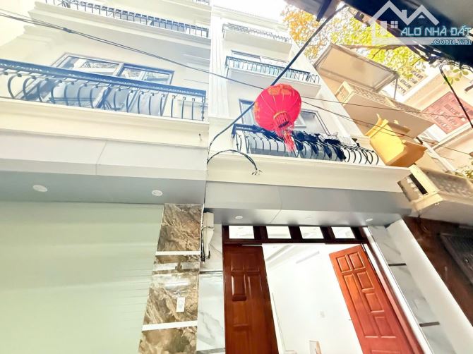 BÁN NHÀ HÀO NAM, 38M2, 5 TẦNG, THANG MÁY, GẦN Ô TÔ, GIÁ 8.8 TỶ, CHỦ THIỆN CHÍ BÁN