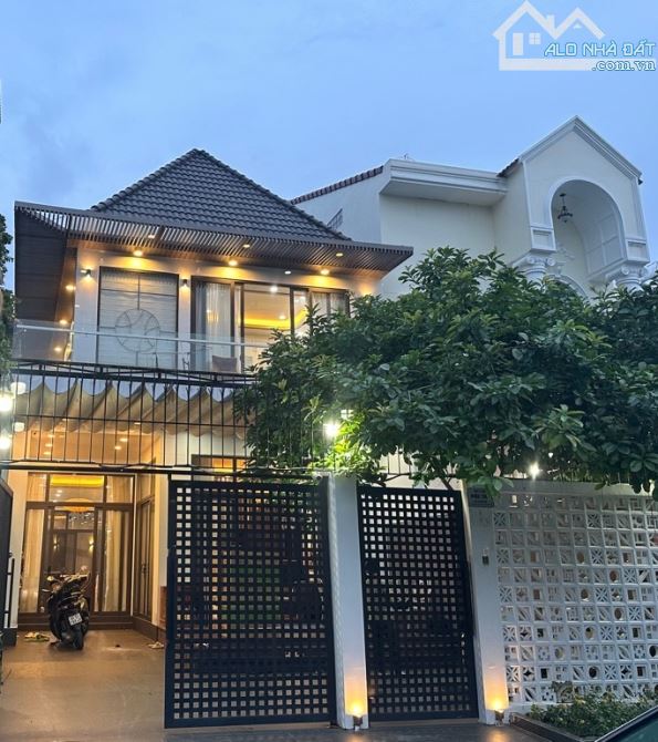 BÁN BIỆT THỰ ĐẸP VEN SÔNG HIỆP BÌNH CHÁNH - TẶNG NỘI THẤT CAO CẤP, 185M2 GIÁ 22.8 TỶ