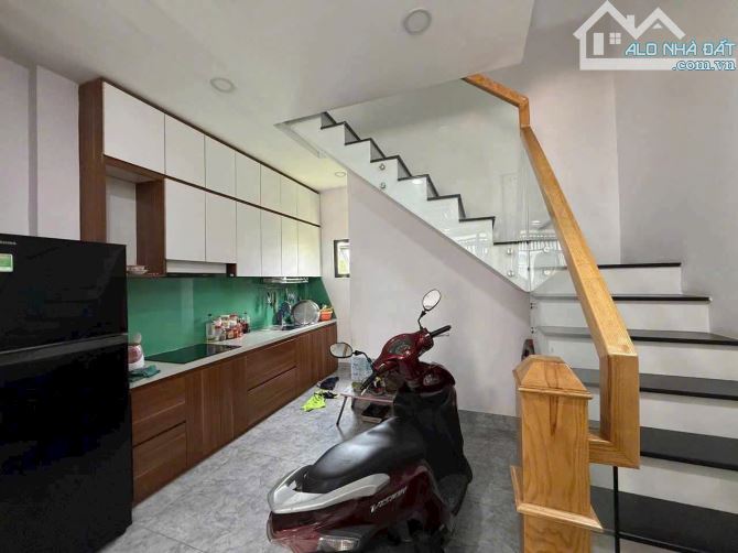 NHÀ 1/ TRẦN THỊ NĂM. HẺM 5M RỘNG RÃI. NGAY UỶ BAN PHƯỜNG. CHỈ 40m RA MẶT TIỀN. NHỈNH 3 TỶ - 1
