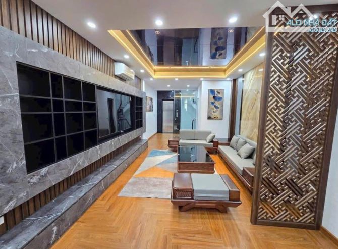 Bán hà Nguyễn Văn Cừ, Ngọc Lâm DT 56M2, 7 Tầng, MT 4.5M, GARA, THANG MÁY. LÔ GÓC.