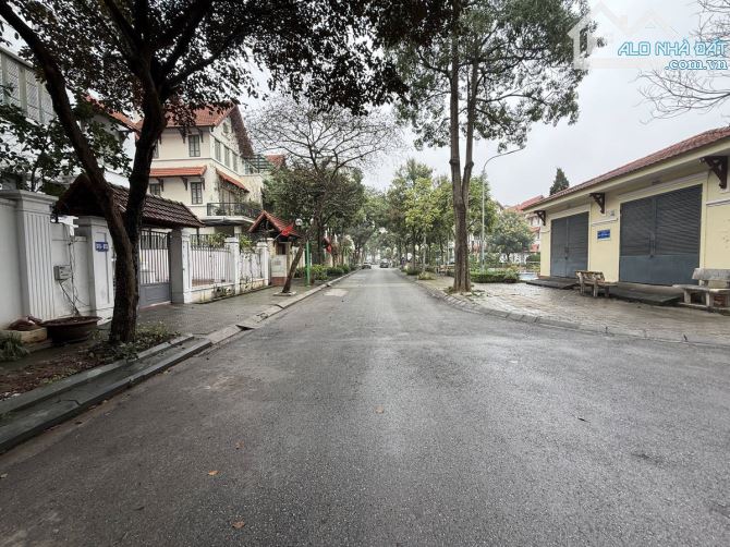 CẦN BÁN biệt thự sân vườn KĐT VIỆT HƯNG SÀI ĐỒNG Cách mặt phố 1 nhà 250m2 5 tầng thang máy - 1