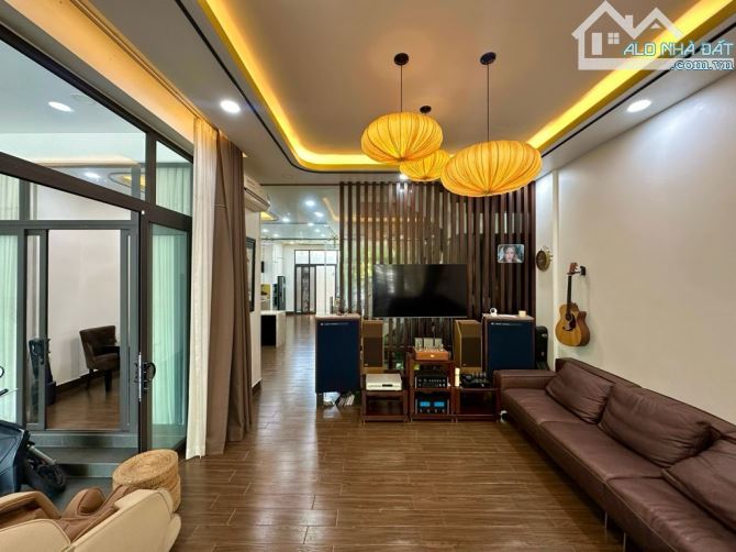BÁN BIỆT THỰ ĐẸP VEN SÔNG HIỆP BÌNH CHÁNH - TẶNG NỘI THẤT CAO CẤP, 185M2 GIÁ 22.8 TỶ - 1