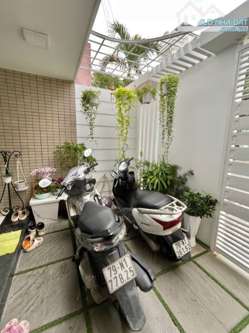 Nhà mặt tiền đường Nguyễn Hữu Huân ,dtich 135,1m2 có thang máy, có 4pn gia 18,2 tỷ - 12