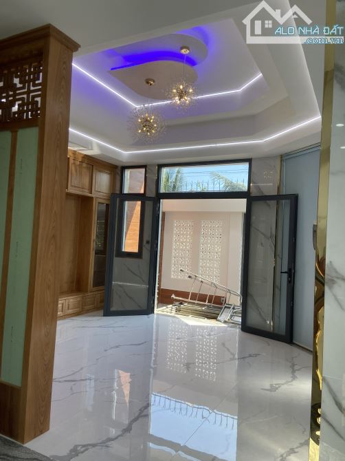 BÁN NHÀ 4 TẦNG -  GÓC 2 MẶT TIỀN - GẦN CHỢ LONG TRƯỜNG - CÓ THANG MÁY - CHỈ NHỈNH 10 ĐỒNG - 2