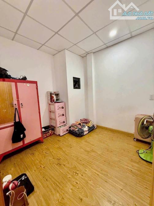 NHÀ 1/ TRẦN THỊ NĂM. HẺM 5M RỘNG RÃI. NGAY UỶ BAN PHƯỜNG. CHỈ 40m RA MẶT TIỀN. NHỈNH 3 TỶ - 3