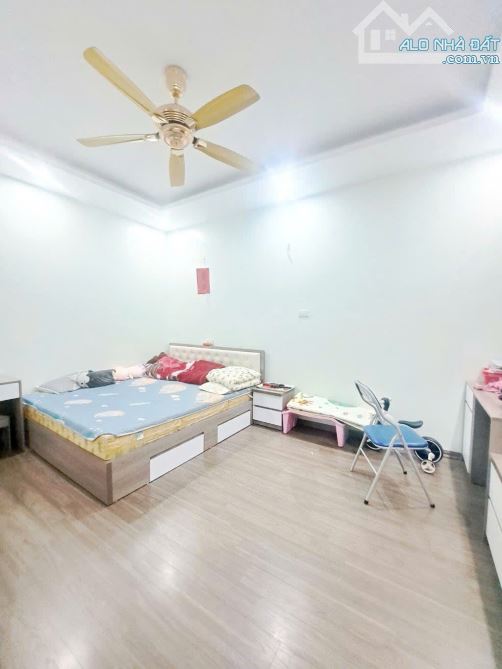 DỊCH VỌNG CẦU GIẤY – NHÀ LÔ GÓC – NGÕ THÔNG KINH DOANH – 20M RA Ô TÔ – 4 TẦNG GIÁ HƠN 8 TỶ - 3