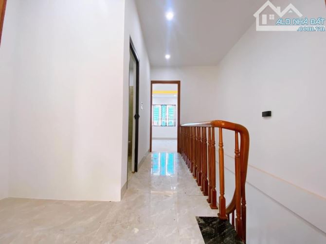 2,8 tỷ-3 tầng. NGÕ THÔNG Ô TÔ QUANH NHÀ- ở luôn. Gần chợ. 5p ra QL 6 - 3