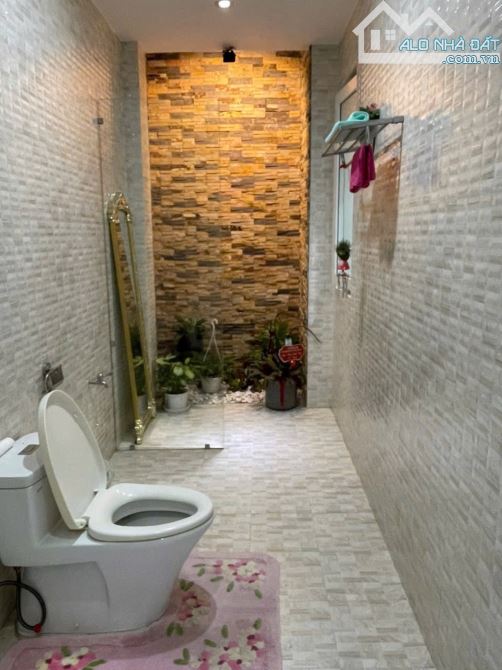 Nhà mặt tiền đường Nguyễn Hữu Huân ,dtich 135,1m2 có thang máy, có 4pn gia 18,2 tỷ - 4