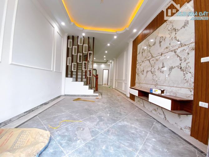 2,8 tỷ-3 tầng. NGÕ THÔNG Ô TÔ QUANH NHÀ- ở luôn. Gần chợ. 5p ra QL 6 - 4