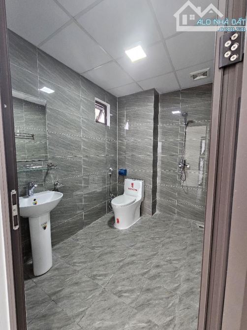 Siêu phẩm 6 tầng Phúc Lợi, Nhà 3 mặt thoáng, lô góc, 30m ra ô tô tránh, dt 50m2, giá 5 tỷ - 5